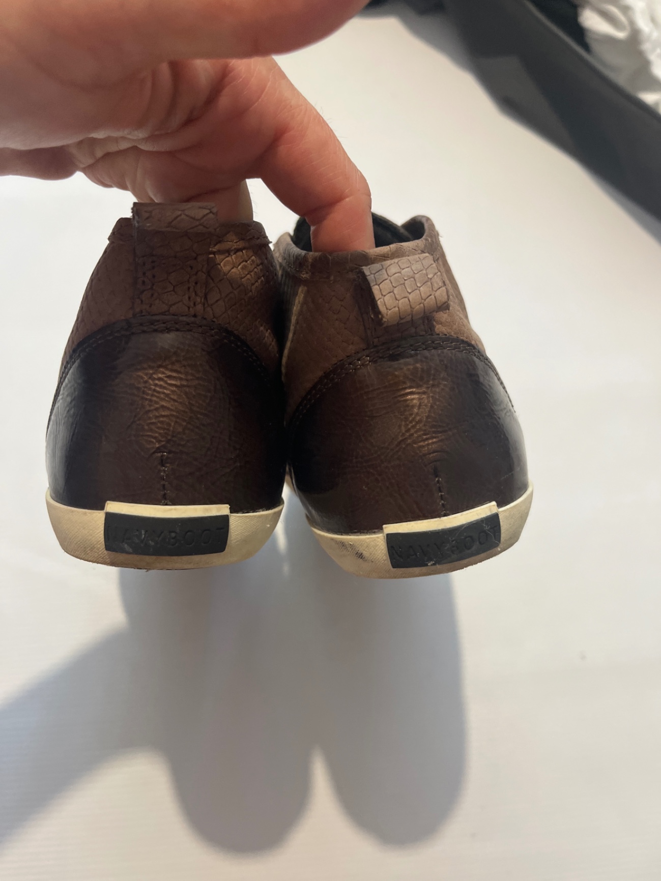 Жіночі шкіряні кросівки 38 navyboot