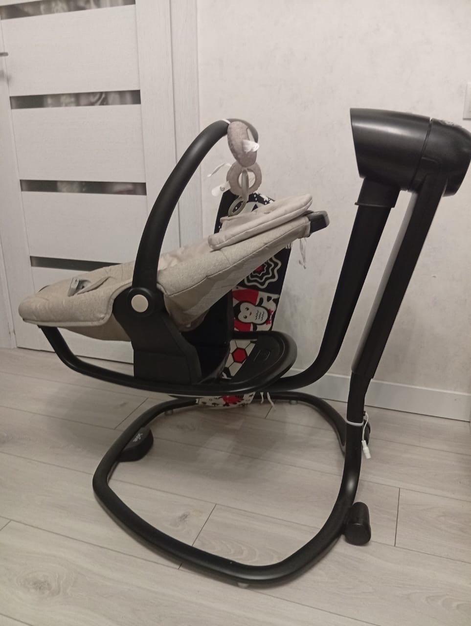 Заколисуючий центр Joie Serina