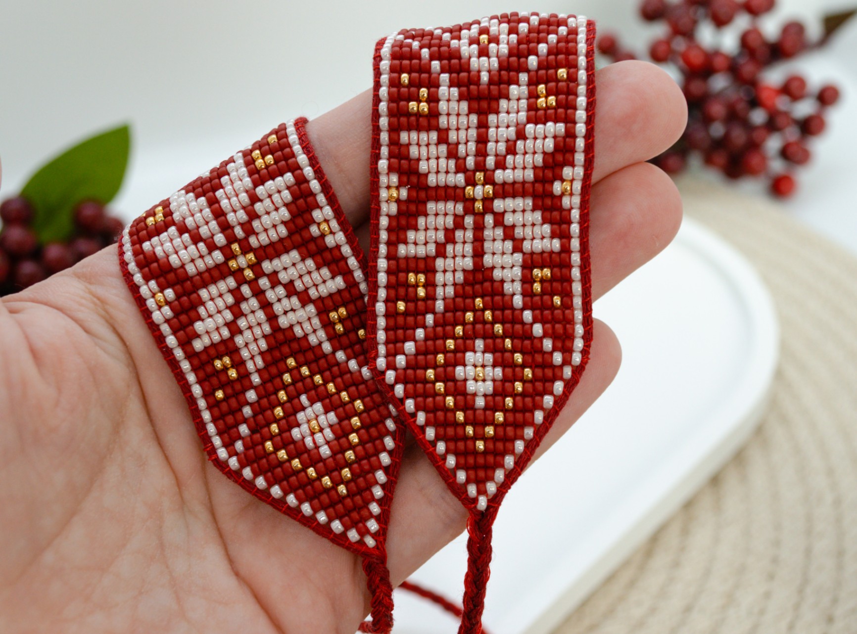 Гердан жіночий червоний із білими зорями