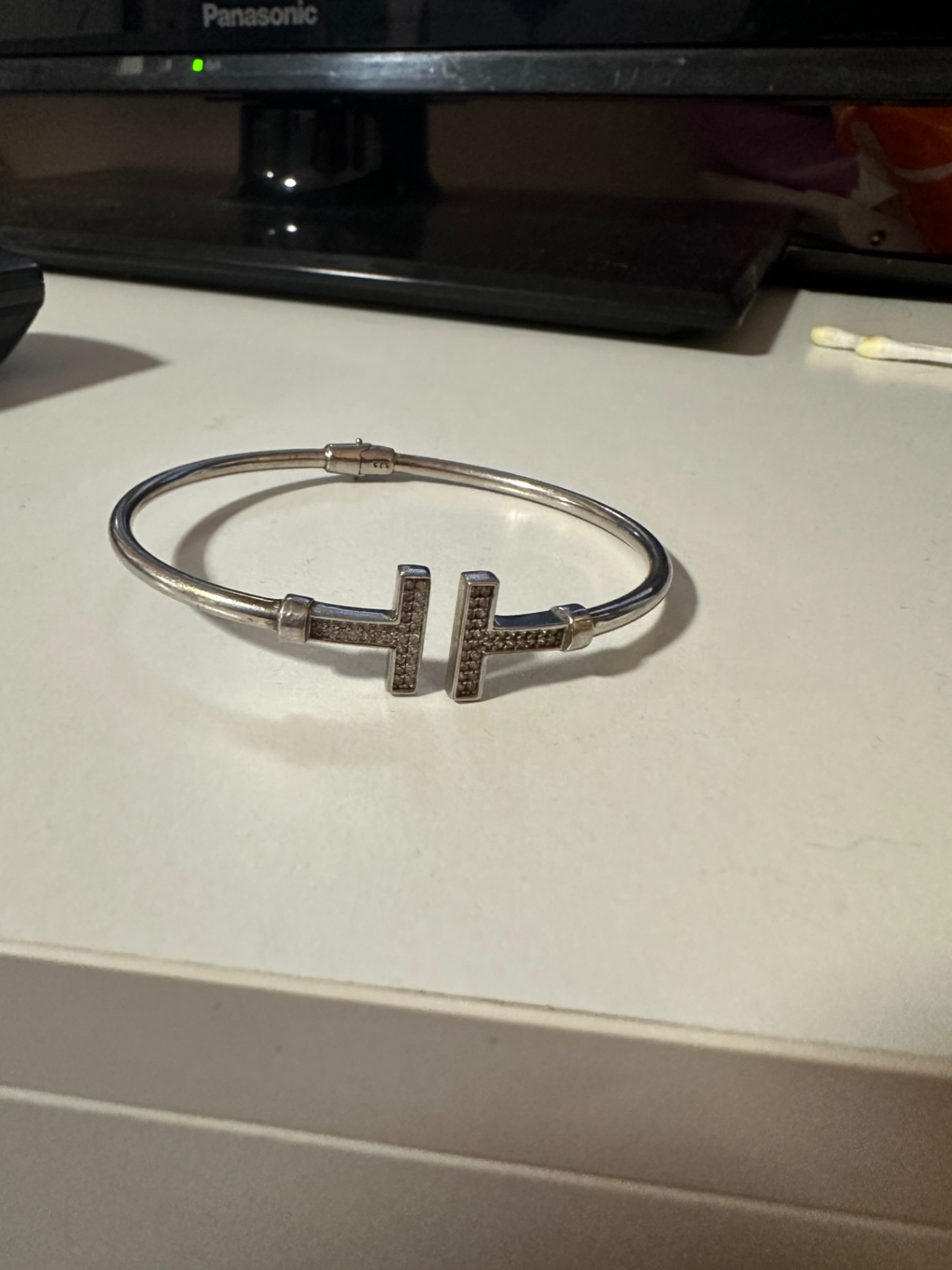 Срібний браслет у стилі Tiffany T з камінням
