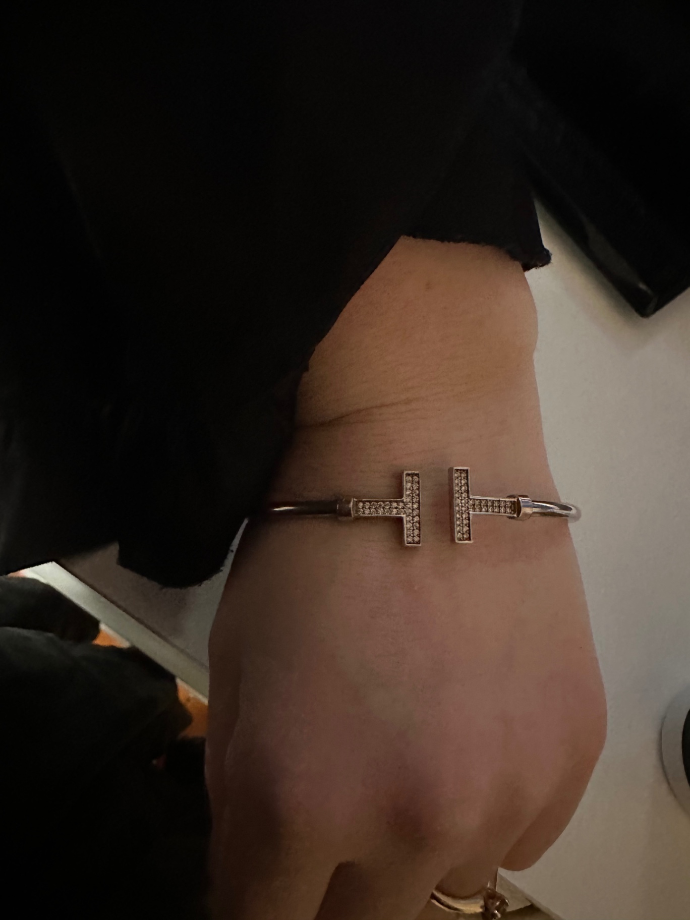 Срібний браслет у стилі Tiffany T з камінням