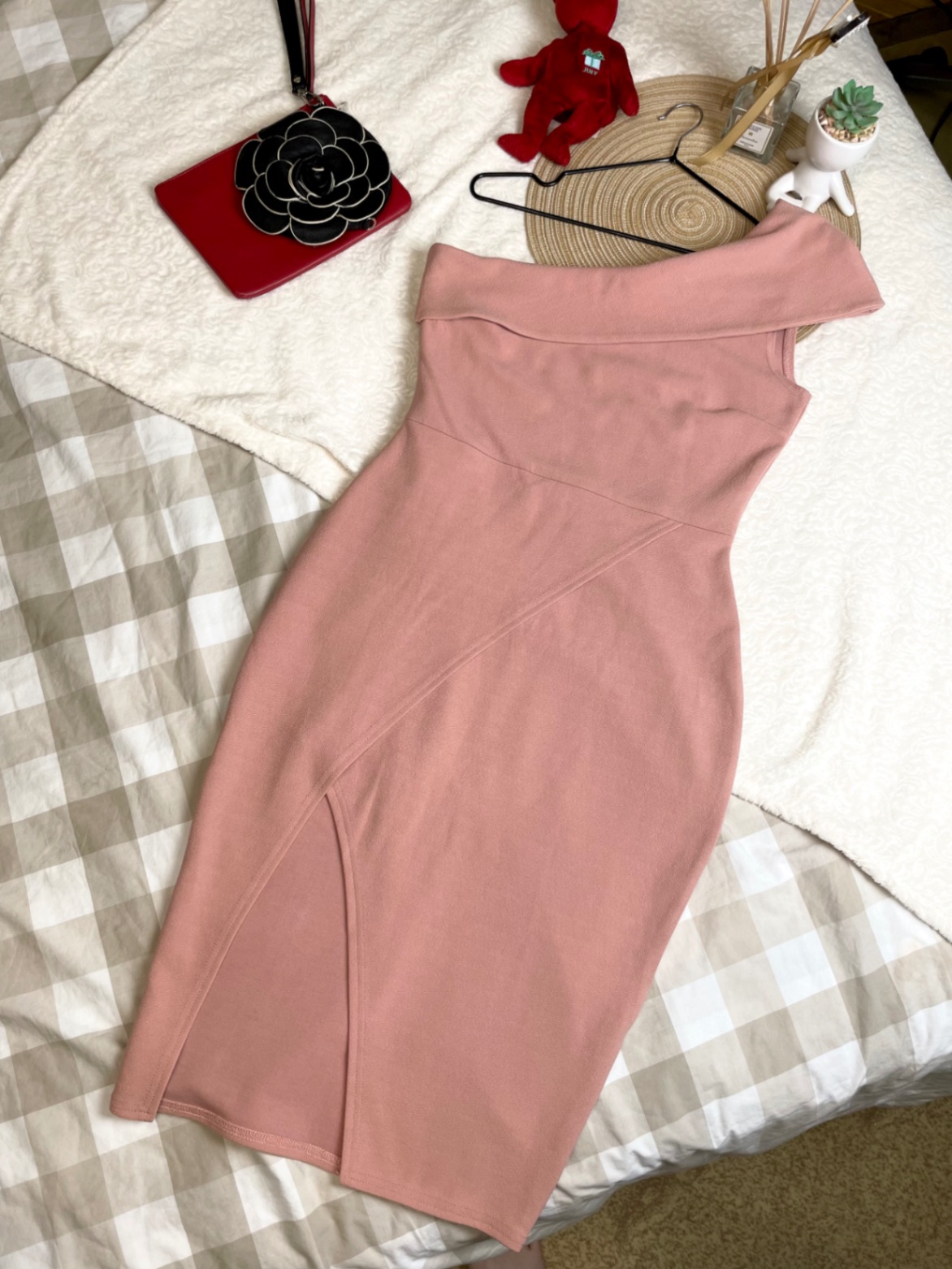 Ефектна міді сукня boohoo на одне плече m-l 38-40 асиметричний виріз на запах рожева пильна троянда пудрова креп дайвінг
