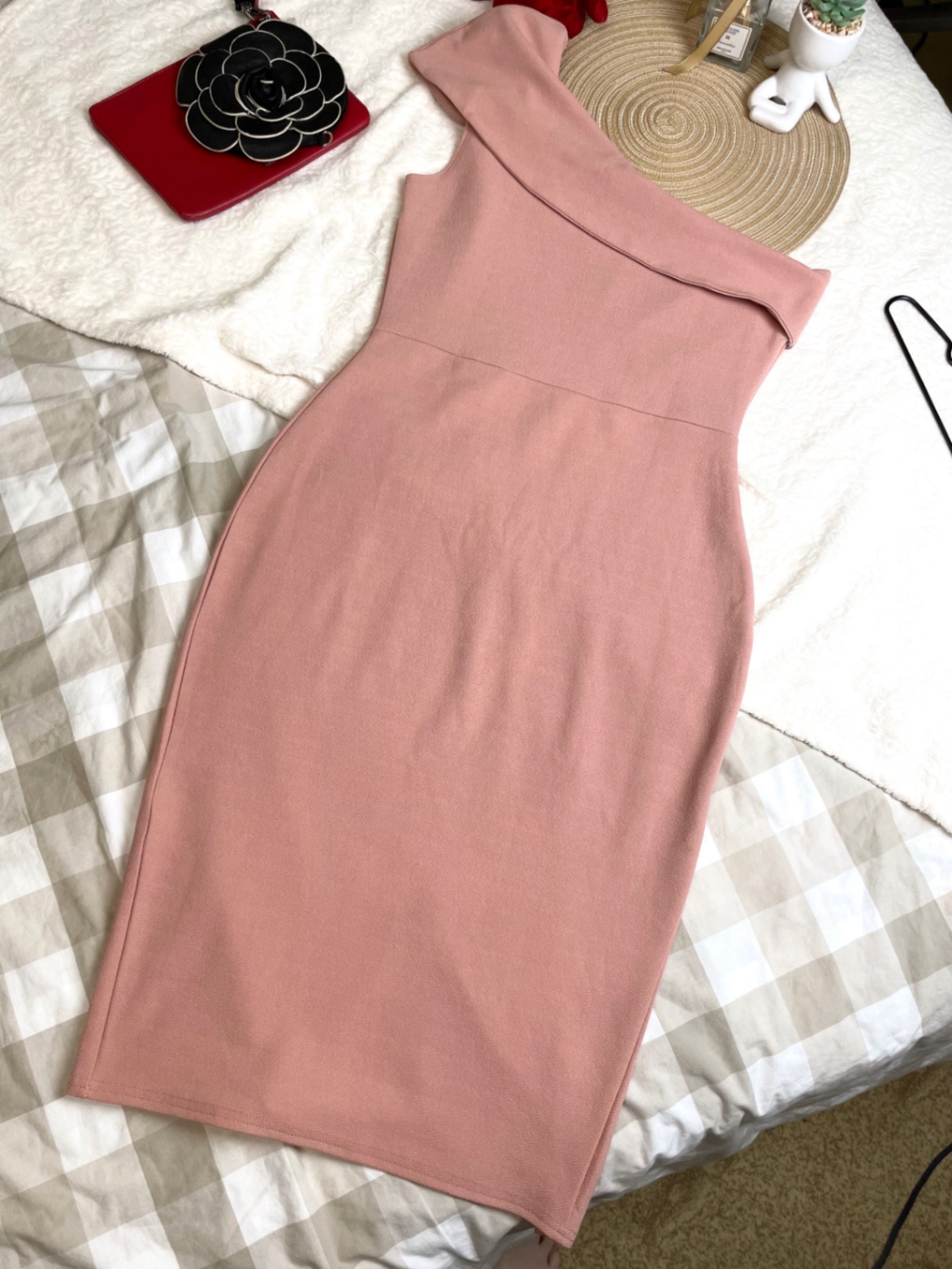 Ефектна міді сукня boohoo на одне плече m-l 38-40 асиметричний виріз на запах рожева пильна троянда пудрова креп дайвінг