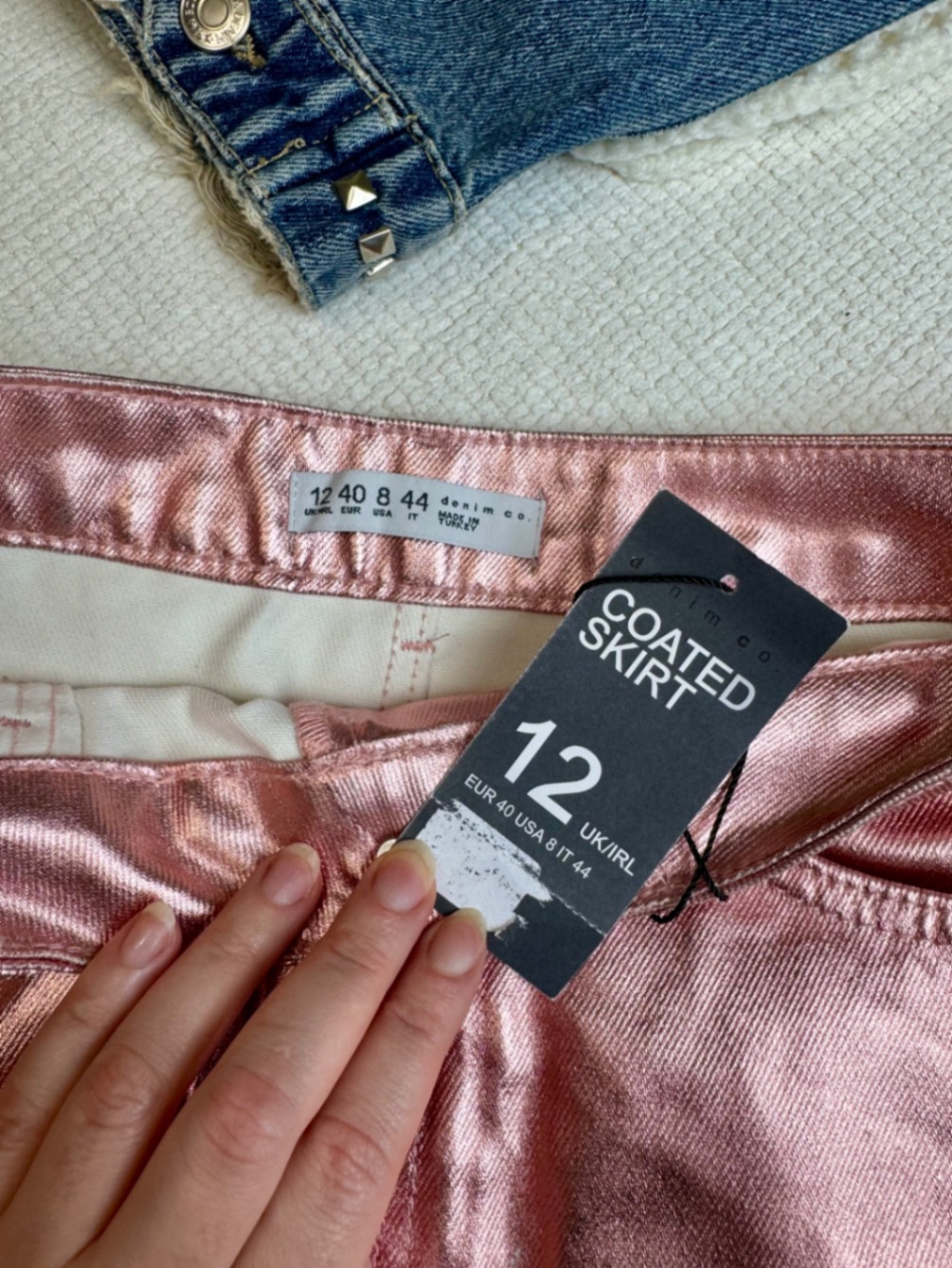 нова блискуча джинсова міні спідниця denim co by primark 12 m-l 40 акцентна рожева coated denim металік барбі y2k нюанс